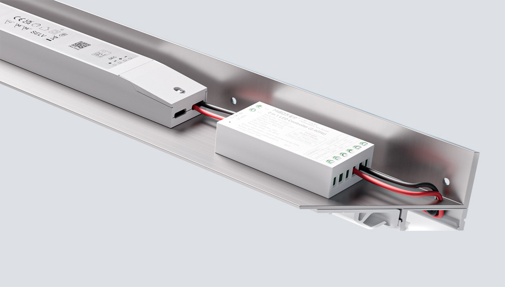 Integrierte Steuerungstechnik im Schattenfugenprofil