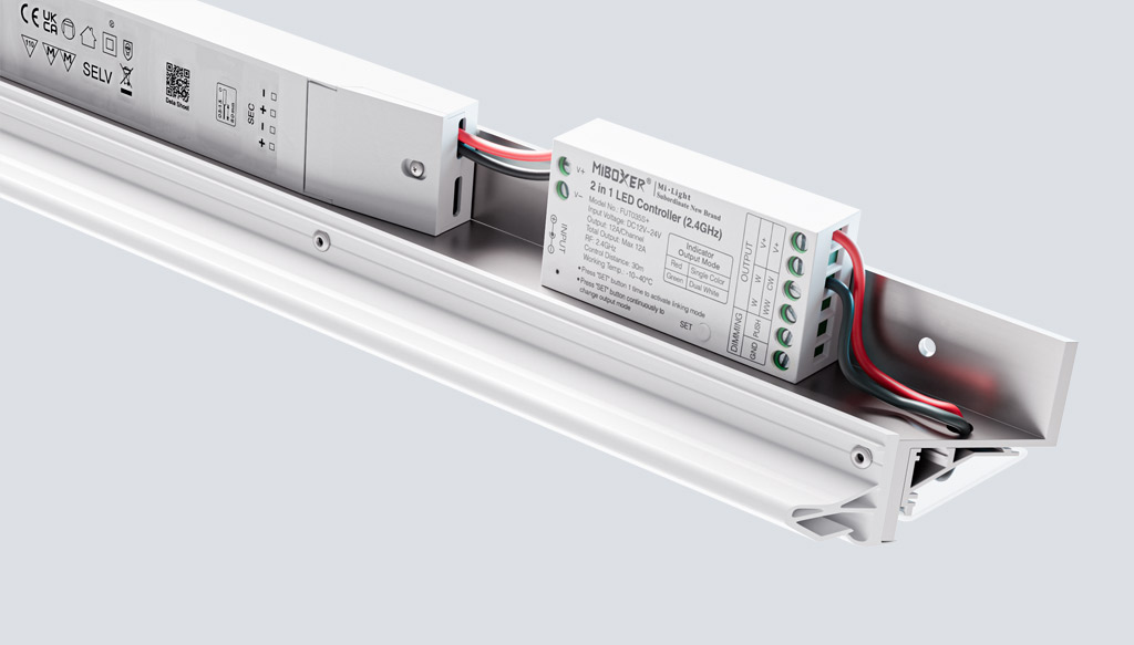 Integrierte Steuerungstechnik im Schattenfugenprofil