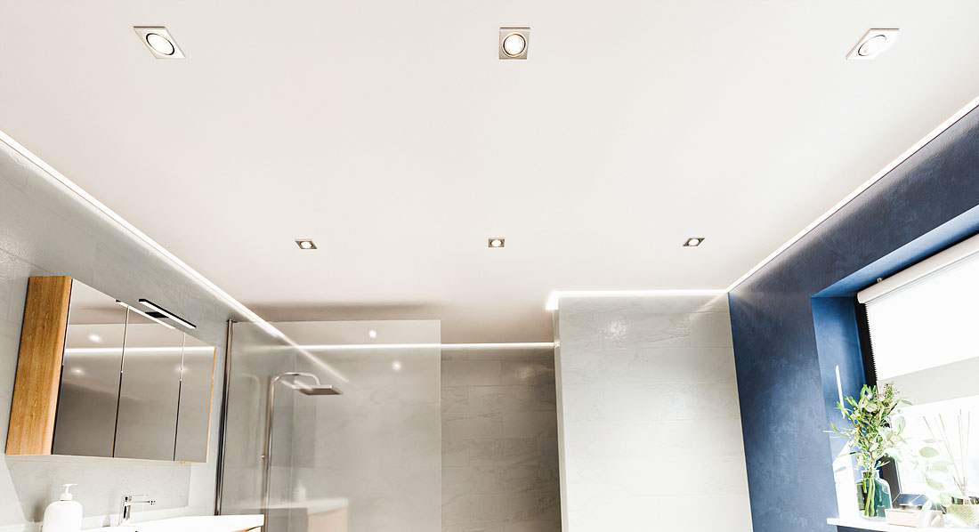 Spanndecke mit LED-Kanal in einem Badezimmer